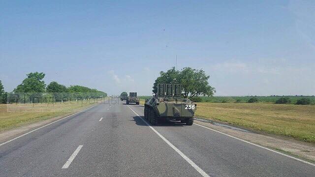 Возле украинской границы со стороны Приднестровья следует огромная колонна российской техники - кадры