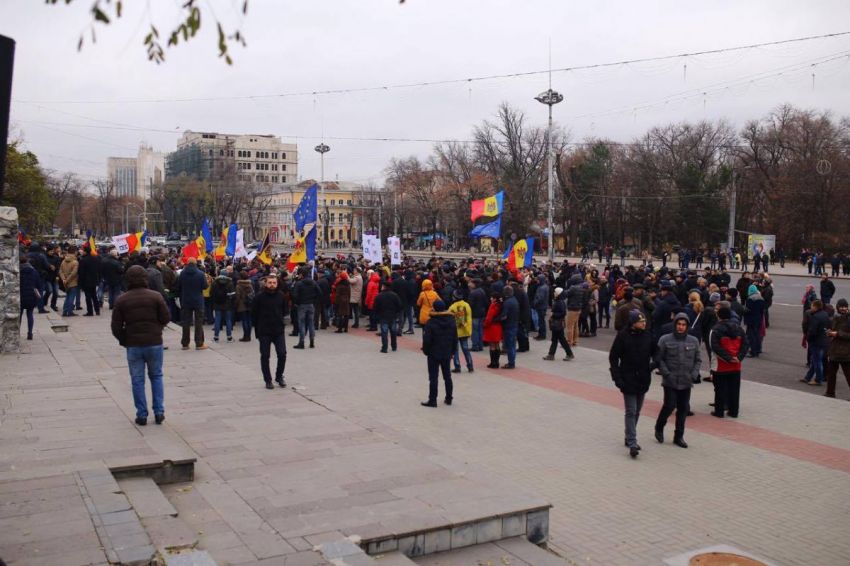 Молдова и не думает мириться с итогами выборов президента: молодежь не устраивает Додон, и они продолжают бастовать: "Вон, Додон!"