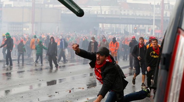 В Брюсселе начался свой "Майдан": стотысячная толпа вступила в схватку с полицией, забросав ее "коктейлями Молотова"