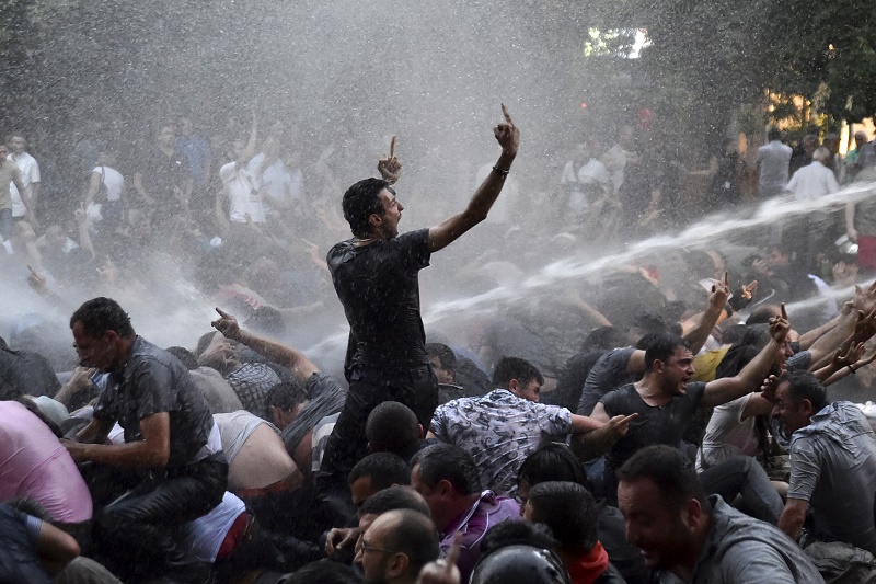 Митингующих в центре Еревана начнут штурмовать через 30 минут. Прямая видео-трансляция