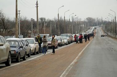 "Берут только гривнами, по 500 грн с машины", - житель Горловки рассказал о грабеже жителей Донбасса на блокпостах "ДНР" 