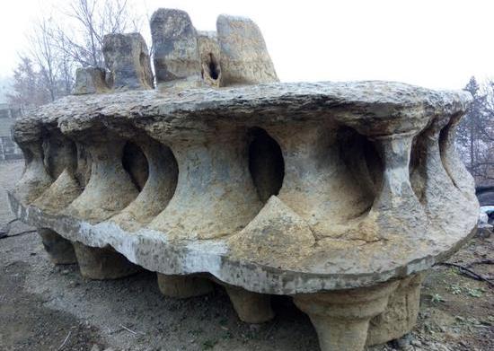 Древний алтарь или след инопланетян: в китайской провинции найден уникальный камень