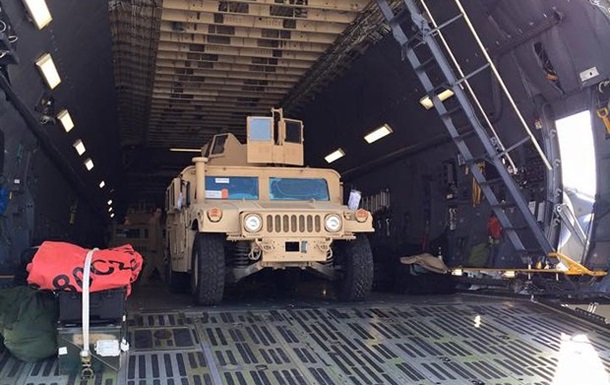 ​В Украину прибыли первые 10 бронированных Humvee