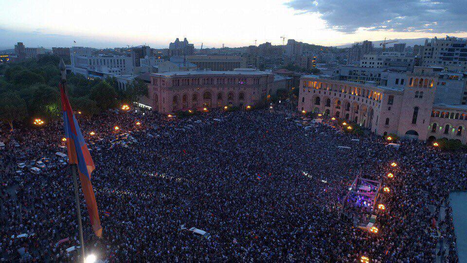 Сотни тысяч людей заполонили центр Еревана: Пашинян обратился к нации после неудавшегося назначения. Прямая видеотрансляция