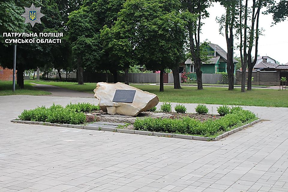В Сумах задержали вандалов, которые справляли нужду на памятник Небесной сотне, снимая процесс на камеру телефона - кадры
