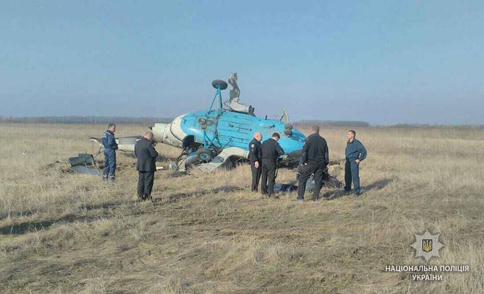 Вертолет разорвало на части: опубликованы первые кадры с места крушения Ми-2 в Полтавской области