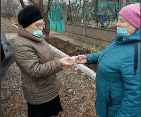 Жителям Крыма "власти" раздали "блокадную пайку" хлеба: опубликованы фото