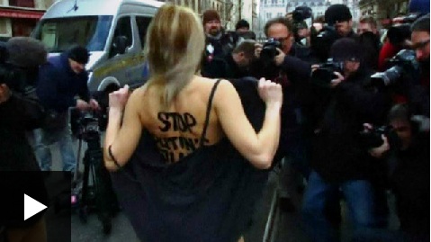 Украинская активистка FEMEN "горячо" встретила Путина в Будапеште
