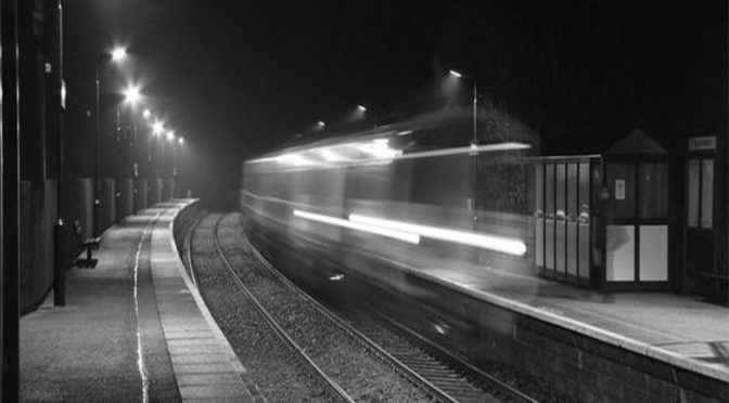 На пустую платформу китайского вокзала прибыл поезд-призрак - кадры 