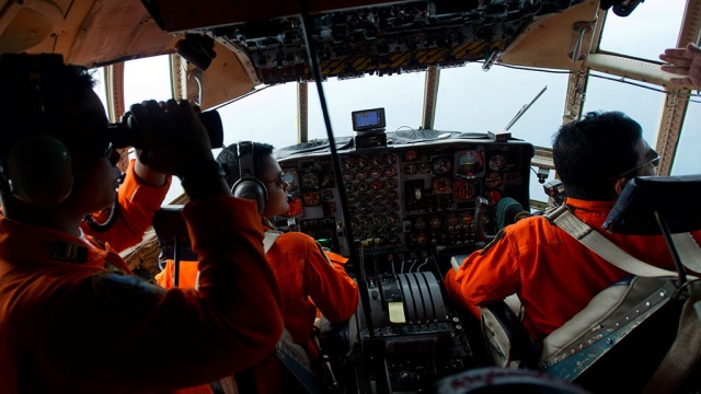 Индонезийские спасатели приступили к подъему хвостовой части самолета Air Asia