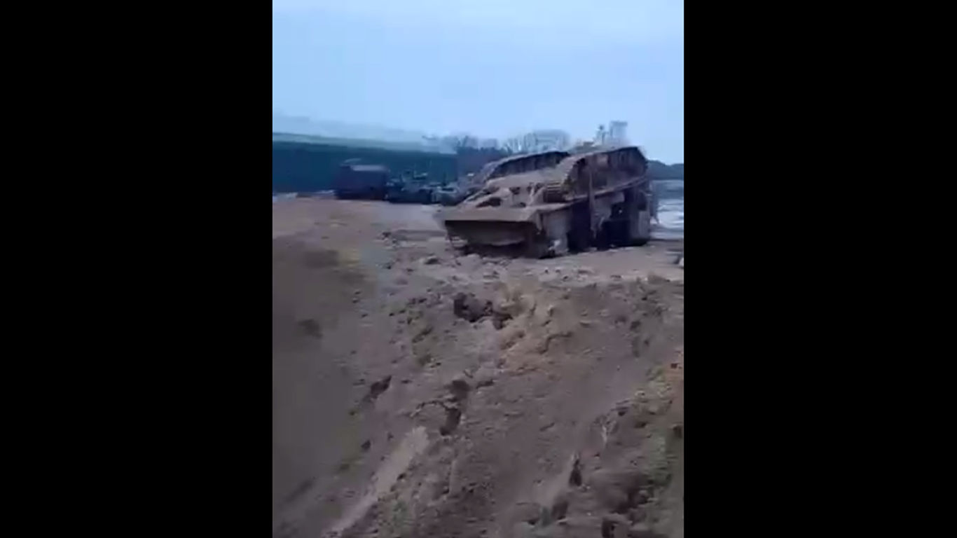 ​Перевернутая военная техника РФ: последствия удара по воинской части в Клинцах попало на видео