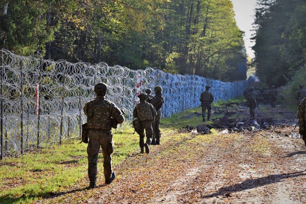 ​Десятки мигрантов штурмовали польско-белорусскую границу: Польша применила спецсредства
