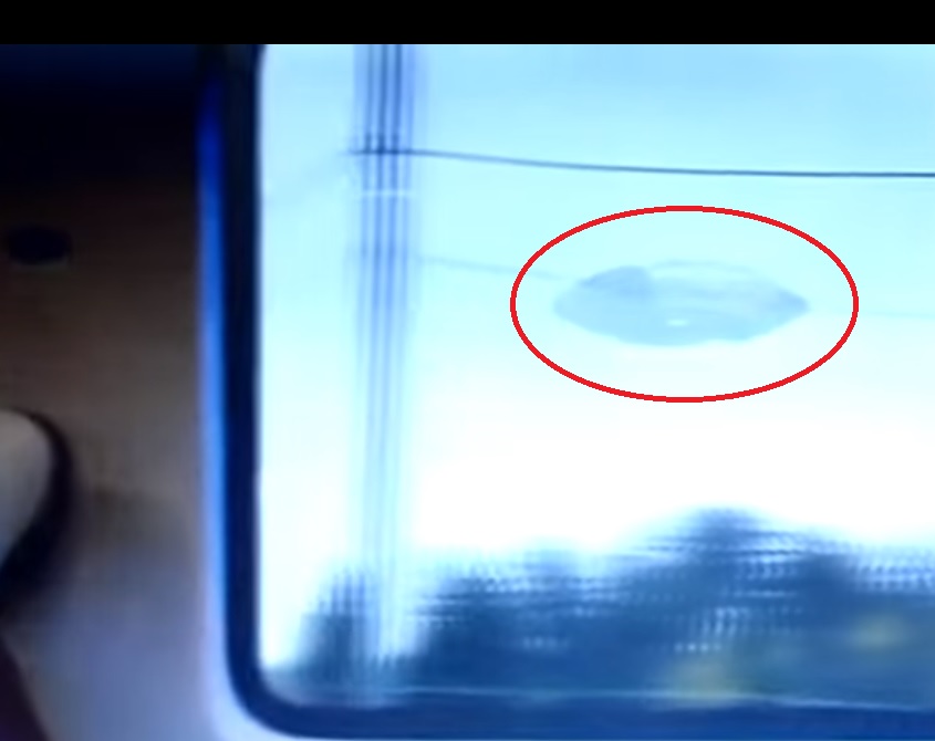 НЛО преследовал поезд: пассажир запечатлел таинственный дискообразный объект в небе – видео