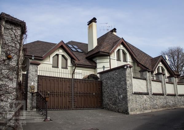 Шикарный особняк Захарченко обнаружен в самом центре Киева