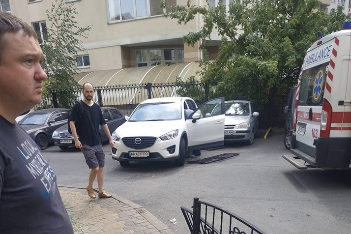 В Киеве автомобилистка "смела" мать с ребенком прямо во дворе дома - момент страшного ДТП попал на видео