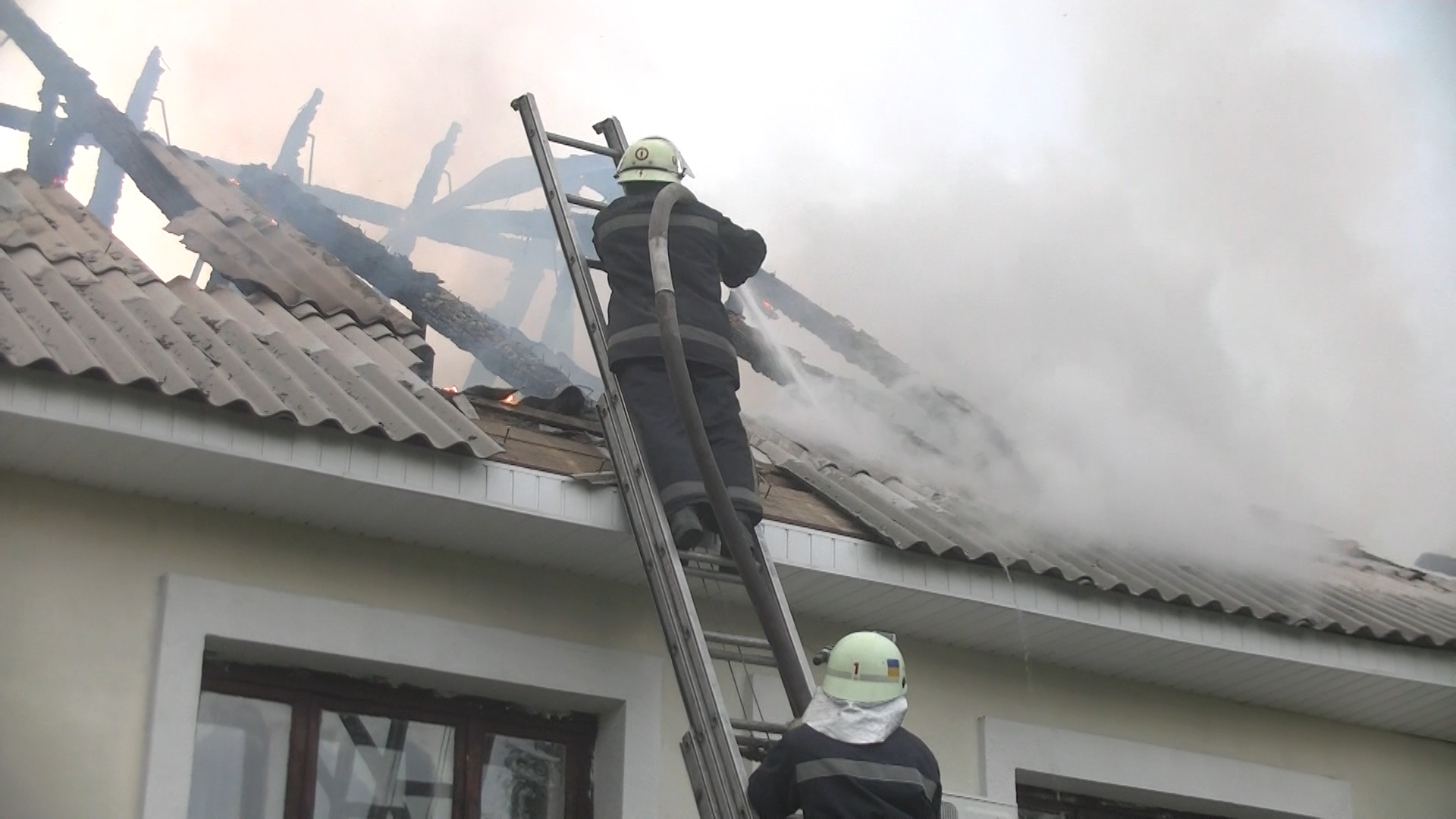 На Харьковщине загорелся детский сад: из-за удаленности воды пожарные боролись со стихией более 3 часов