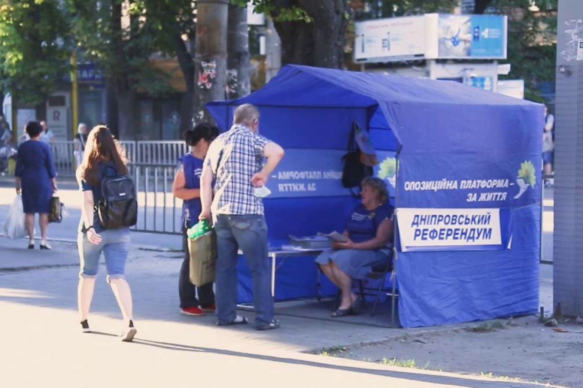 ​Видео, как в Днепре разгромили палатку "ОПЗЖ": "Референдум тебе надо, да?"