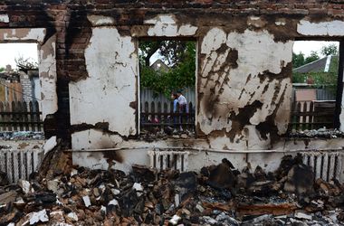 Луганщина в огне: в Новотошковке «Грады» разрушили жилые дома, в Станице повреждена школа, в Чернухино – больница