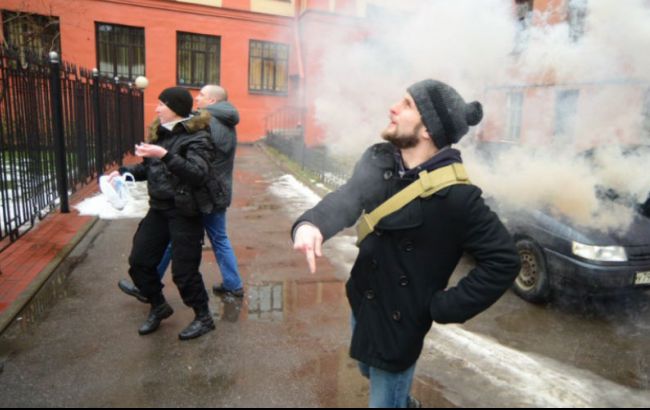 В Санкт-Петербурге вандалы и маргиналы штурмовали консульство Украины с криками - "Савченко, гори в аду"