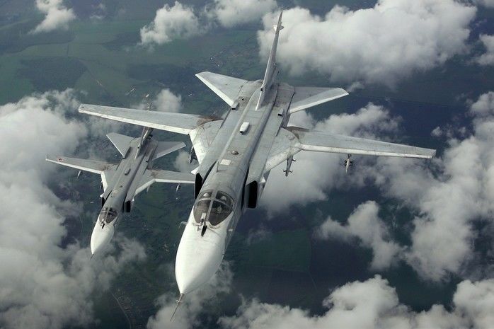 Два украинских бомбардировщика "Су-24М" залетели в РФ и сбросили бомбы на нефтебазу в Брянской области – росСМИ