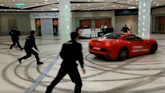 Экс-мэр Архангельска устроил безумные гонки по торговому центру в Москве: в Интернете опубликовали видео инцидента  