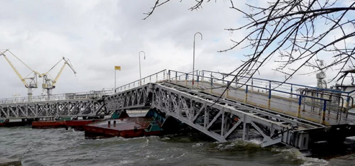 В Николаеве ураган обрушил пешеходный мост с людьми, подробности с места событий