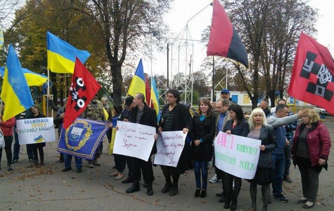 В знак протеста против отвода украинских войск в Волновахе устроили митинг