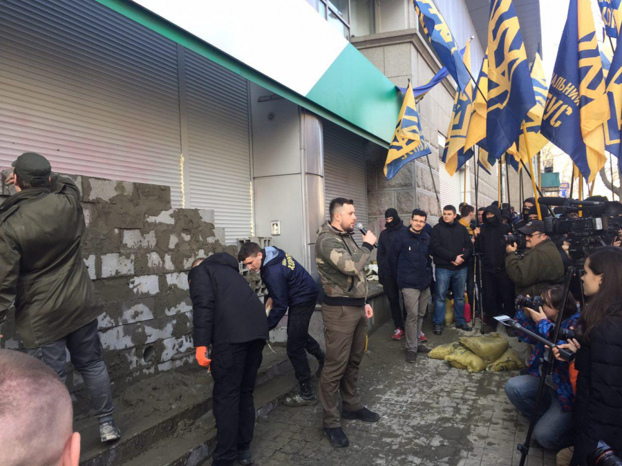 В Киеве активисты построили символическую стену между Украиной и Россией: столичное отделение Сбербанка России заблокировано шлакоблоком