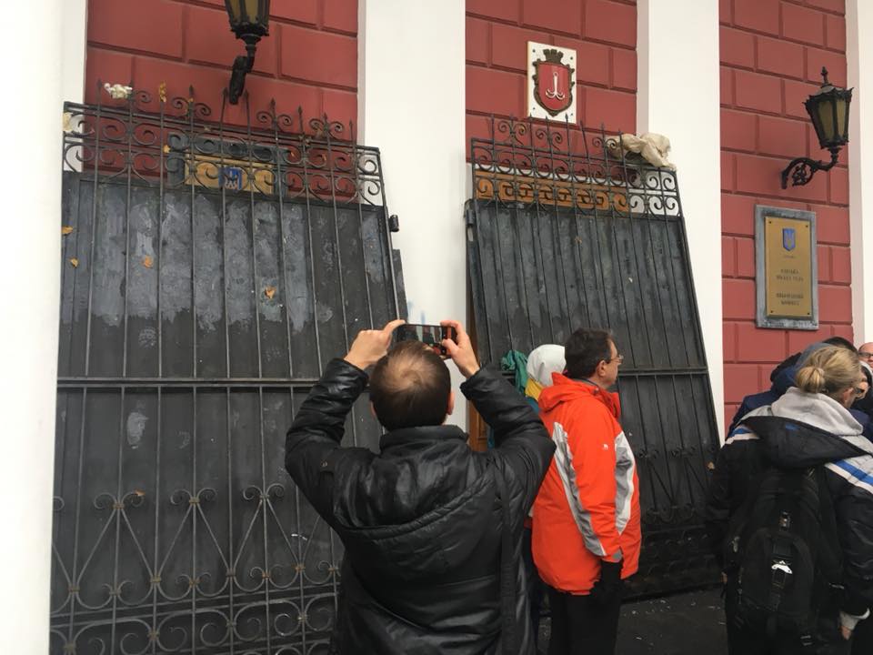 Одесские активисты "взяли в осаду" мэрию города: вход в горсовет заблокирован снесенными воротами из городского сада, - опубликованы кадры