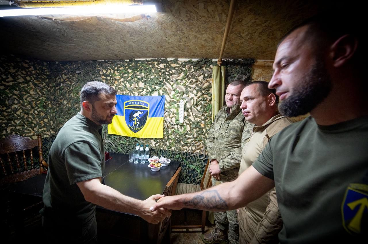 ​На передовой под Волчанском: Зеленский приехал в горячую точку и предупредил о новых угрозах