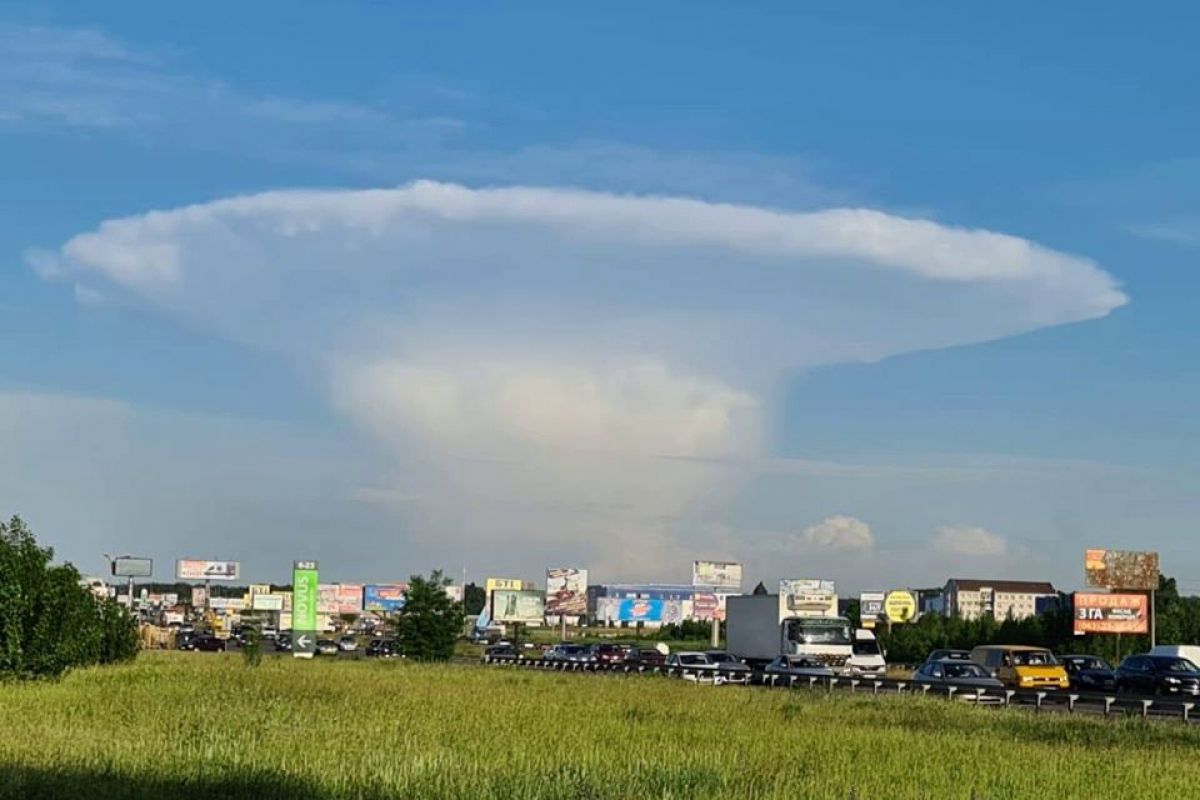 "Ядерный гриб" над Киевом - в ГСЧС объяснили, откуда появилась огромная воронка