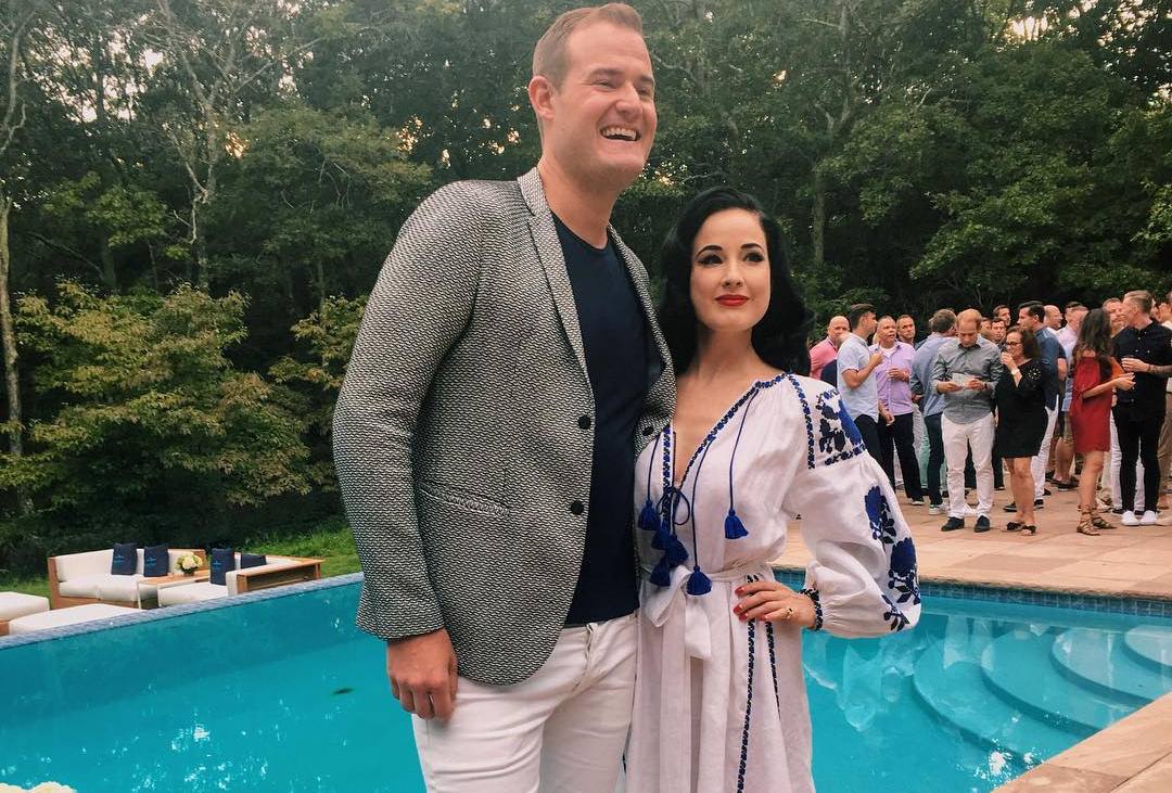 Звезда бурлеска Дита фон Тиз сняла латексные наряды и вышла в свет в шикарной украинской вышиванке