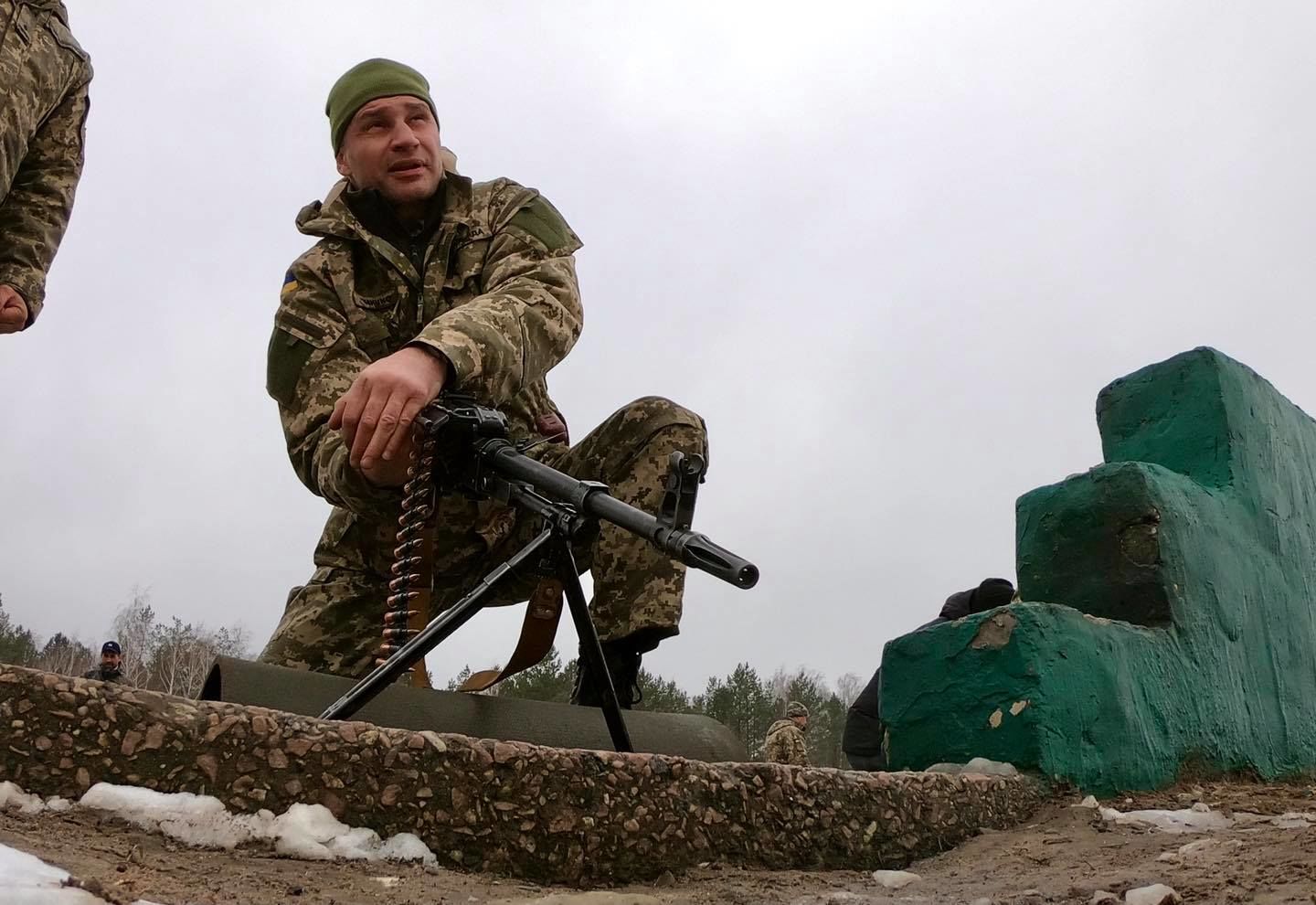 Отступать некуда - позади Киев: Виталий Кличко с гранатой бросился под танк