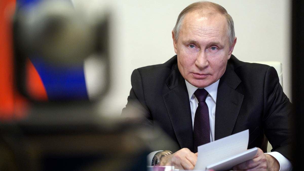 Директор отчитала "звездного" школьника, который публично поправил Путина, говорящего о войне