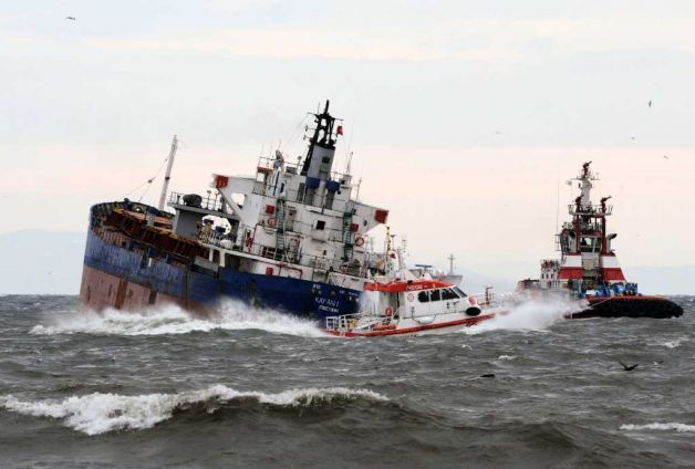 Российский корабль Черноморского флота продолжает тонуть после столкновения в Турции: стало известно, сколько именно российских моряков могло погибнуть