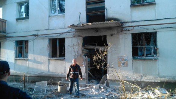 В Северодонецке обстреляны жилые дома. Один снаряд попал в гостиницу