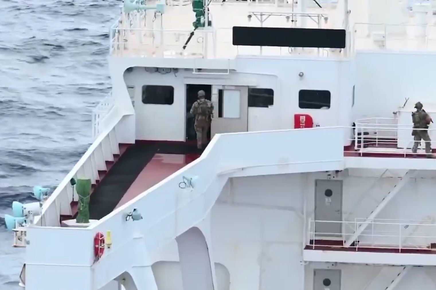 ​Абордаж в Индийском океане: США захватили "теневой" супертанкер Ирана и РФ Veronica III после погони