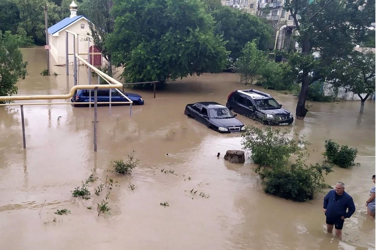"Библейский потоп" в Керчи, Сочи, Геленджике и Новороссийске: трассы заблокированы, людей готовят к эвакуации 