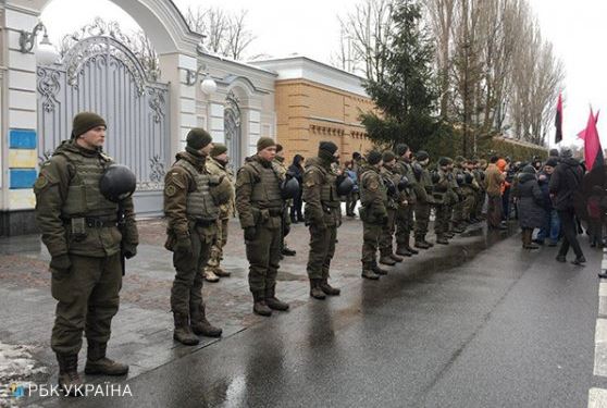 Активисты приехали к дому Порошенко со "столбом недоверия", но его кто-то украл прямо во время акции –  кадры