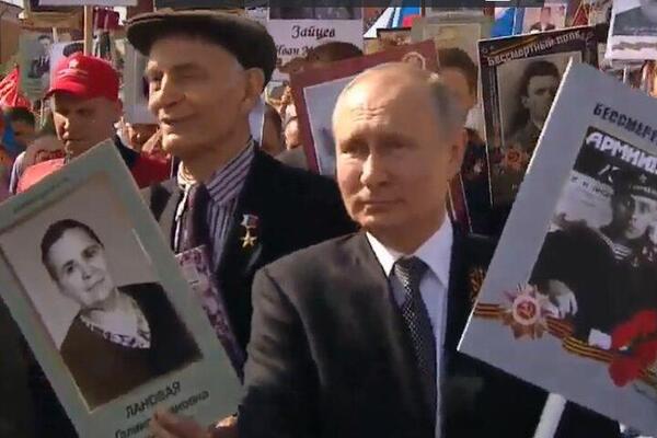 Кадры, от которых хочется "плакать": Путин с портретом отца прошелся с "Бессмертным полком"