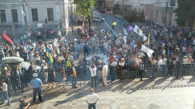 Депутаты вышли к протестующим на финансовом майдане (Видео)