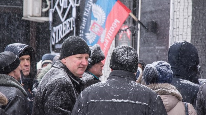 Шестые сутки без Vodafone: жители оккупированного Донбасса стоят часами за пакетами "местных операторов" – опубликованы новые кадры из "ДНР"