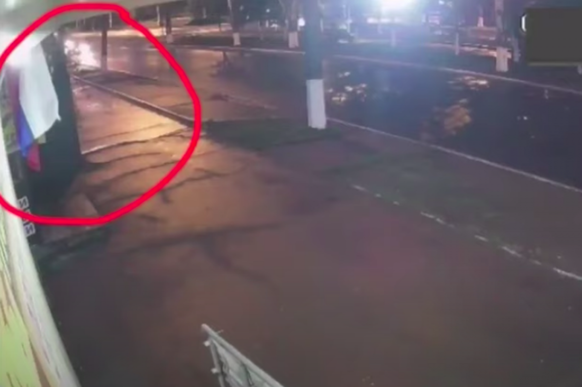 В Донецке молодежь срывает флаги России - смелый поступок парней попал на видео