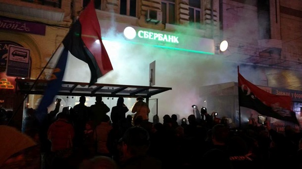 Большой погром в Киеве: в столице били окна Сбербанка, выносили мебель и технику
