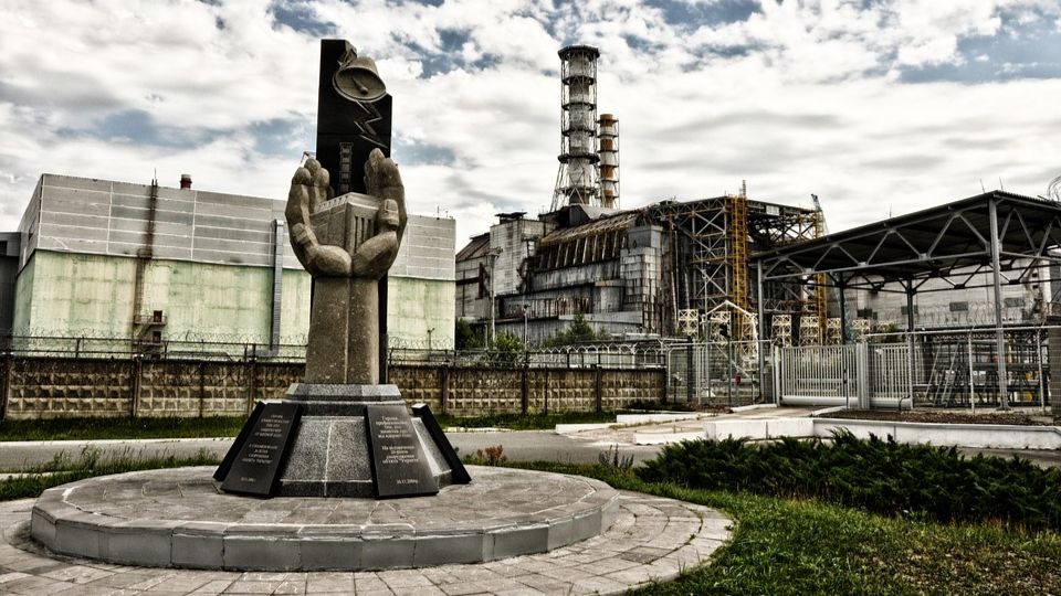 СМИ: Ядерный саркофаг в Чернобыльской АЭС трещит по швам, что может отравить громадные территории  