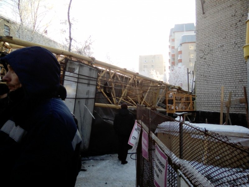 Россию настигла череда роковых катастроф: кран рухнул на жилой дом и "сложил" один этаж – есть жертвы. Кадры