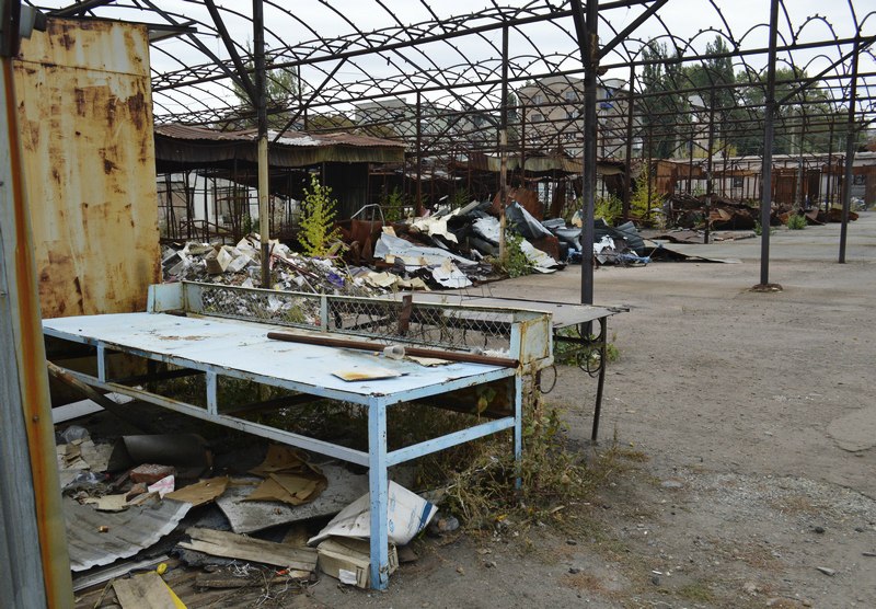 Жуткая помойка: в Сети показали, как сегодня выглядит уничтоженный боевиками рынок в Дебальцево – кадры из фильма ужасов