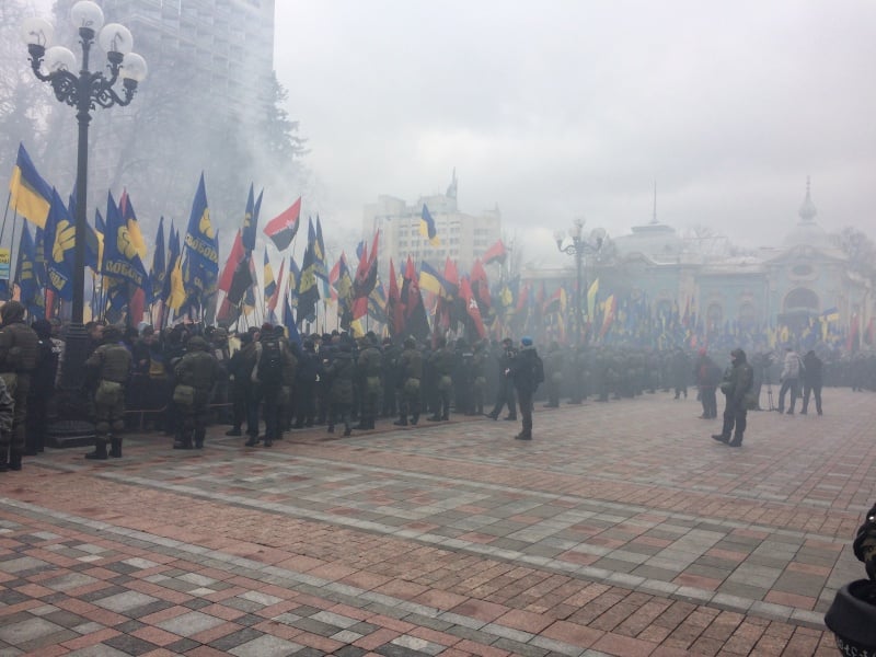 Файеры, дымовые шашки и "конфета" для Порошенко - многотысячный "Марш" националистов добрался к стенам Рады