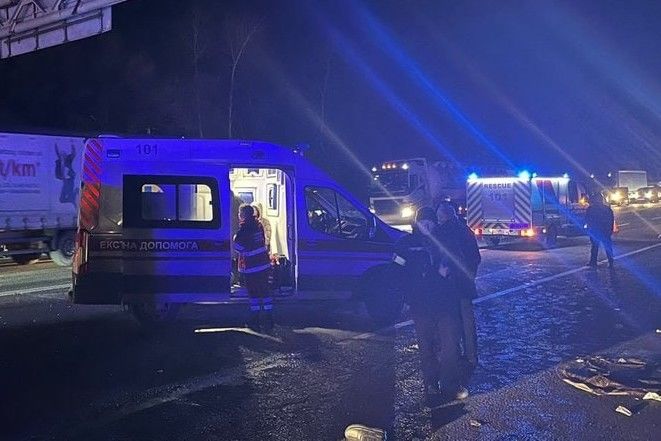 ​Под Львовом грузовик протаранил автобус, заполненный людьми: десятки раненых