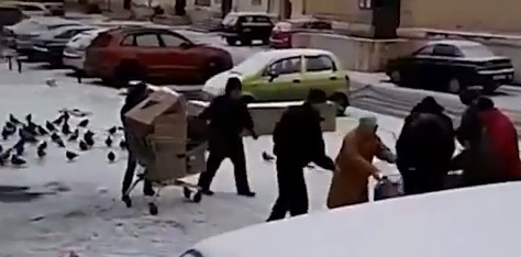 В России толпа пенсионеров полезла в помойку, чтобы достать выброшенный охранниками супермаркета просроченный товар, - кадры 